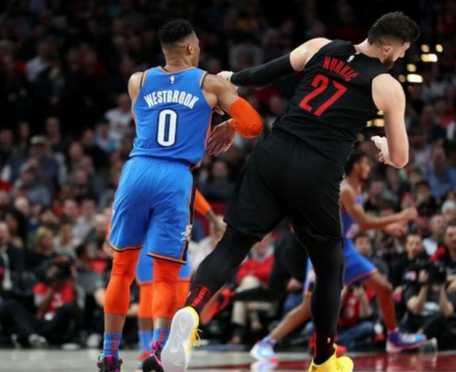 同时也逼迫 同时也逼迫